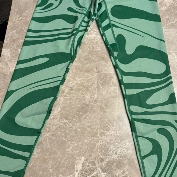 Balance Athletica Vitality X Cosmopolitan the ascend pant in botanical green - Picture 5 of 9